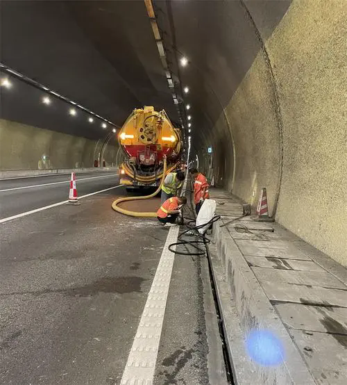 贞丰隧道排水渠清淤